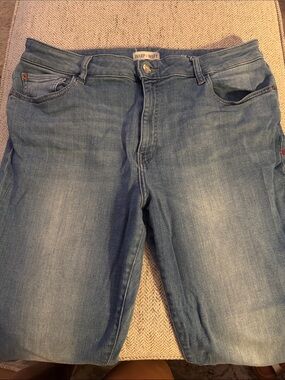 Warp + Weft Women’s Light Blue Cropped Jeans